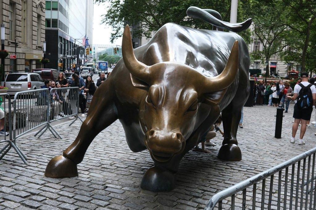 Bull market continues as earnings soar, Palantir Shines: Key Trends to Watch - Cover Image