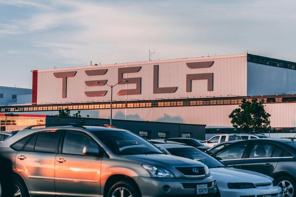 Market Movers: Tesla and SK Hynix Soar Amid AI Boom, Boeing and Airlines Struggle – Key Insights for Investors - Cover Image